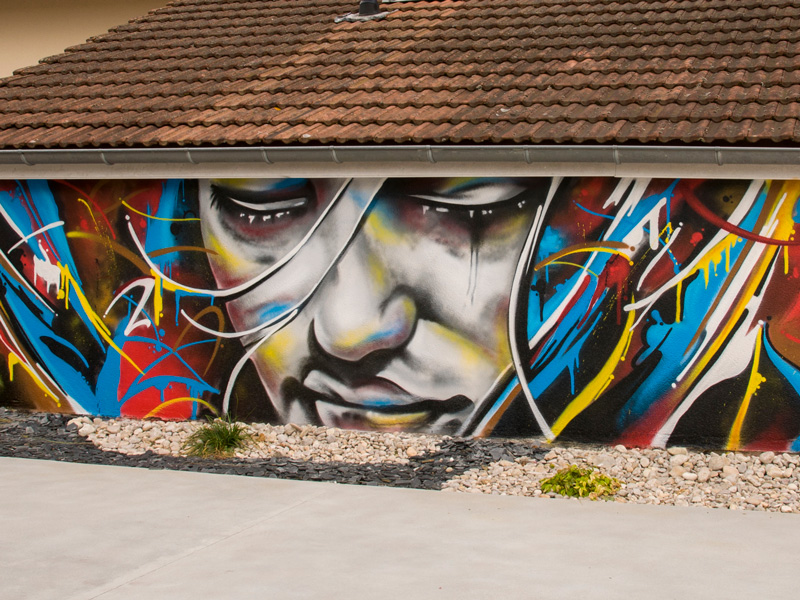 faade street-art portrait